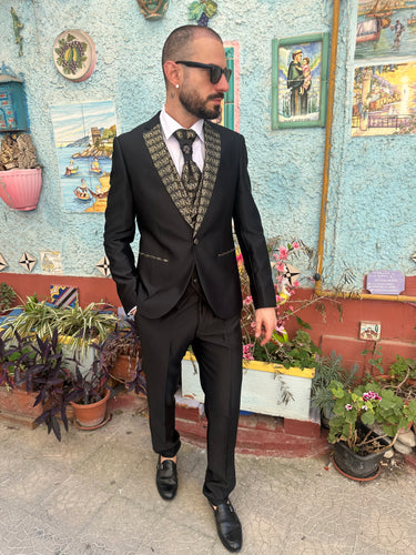 Abito nero richiamo damascato oro tre pezzi con gilet