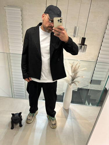 abito monopetto nero giacca cropped con pantalone fondo largo