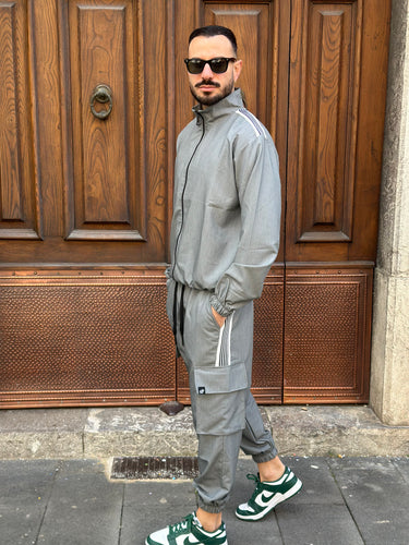 Tuta sport grigio   con richiamo mezza riga bianca con polsino