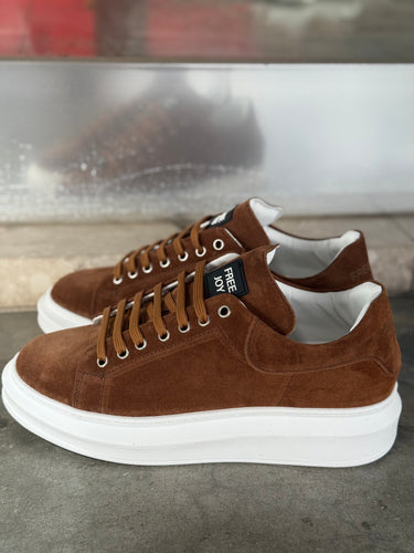 sneakers marrone cuoio  camoscio suola bianca    art freejoj mq