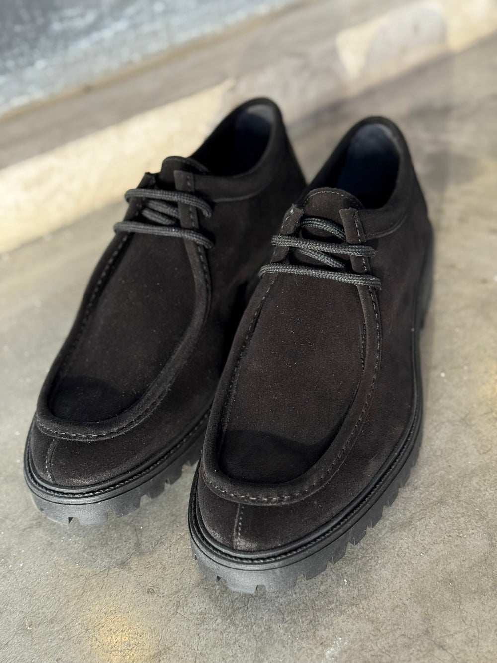 Scarpa Mocassino  uomo nero camoscio  suola carrarmato