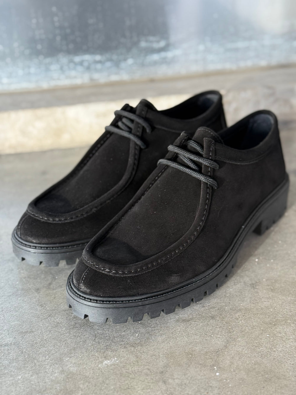 Scarpa Mocassino  uomo nero camoscio  suola carrarmato