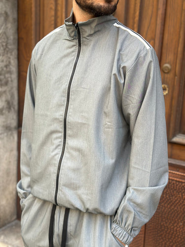 Tuta sport grigio   con richiamo mezza riga bianca con polsino