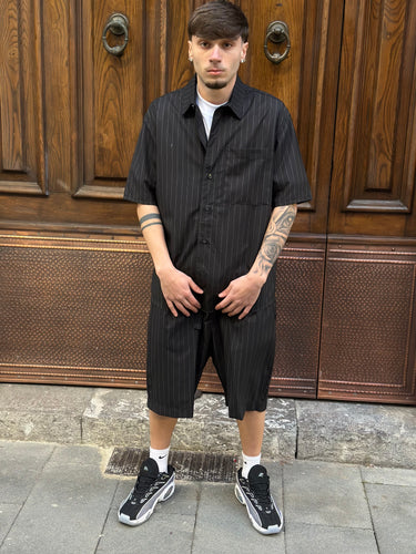 Completo  gessato nero con bermuda e camicia