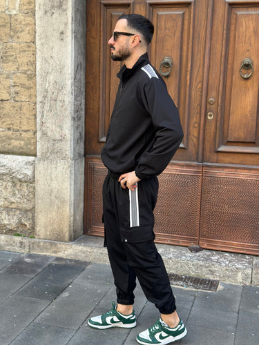 Tuta sport nera con richiamo mezza riga bianca con polsino