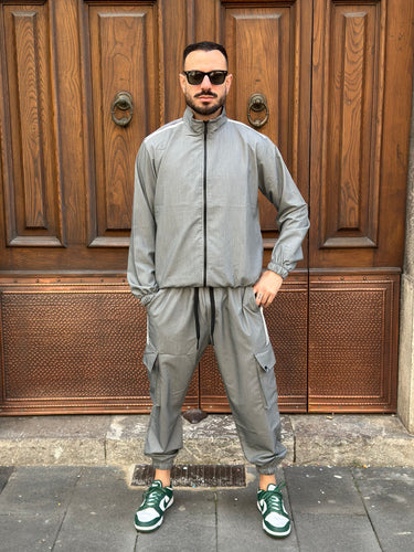 Tuta sport grigio   con richiamo mezza riga bianca con polsino