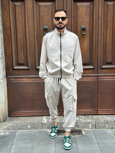 Tuta sport beige  con richiamo mezza riga bianca con polsino
