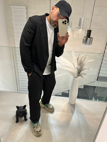 abito monopetto nero   giacca cropped con pantalone fondo largo