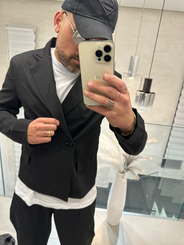 abito monopetto nero   giacca cropped con pantalone fondo largo