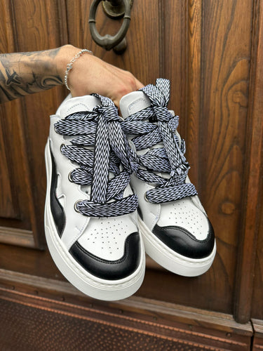 Sneakers modello Lav bianca e nera con lacci multicolor